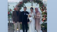<p>Ricky Soebagdja menikah di salah satu hotel bintang lima di kawasan Jakarta Selatan pada Jumat, 2 Februari 2021. Sang istri terlihat anggun dalam balutan gaun pengantin dan tudung warna putih. (Foto: Instagram @cica_andjani)</p>