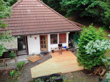 7 Potret Rumah Tengah Hutan Tempat Tinggal Pasangan Pria Sunda dan Bule Jerman