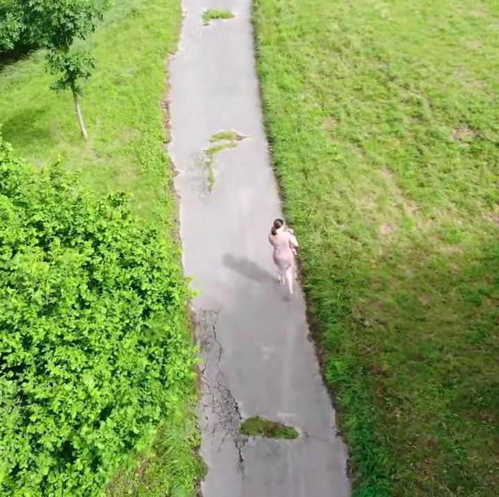 <p>Untuk menuju rumahnya pun sang istri terlihat harus berjalan kaki cukup jauh. (Foto: YouTube Kesa Lisa)</p>