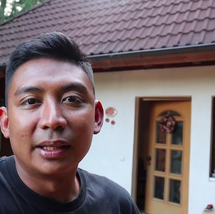 <p>Kesa, pria berdarah Sunda belum lama ini menunjukkan rumahnya yang berada di pedesaan di tengah hutan. (Foto: YouTube Kesa Lisa)</p>