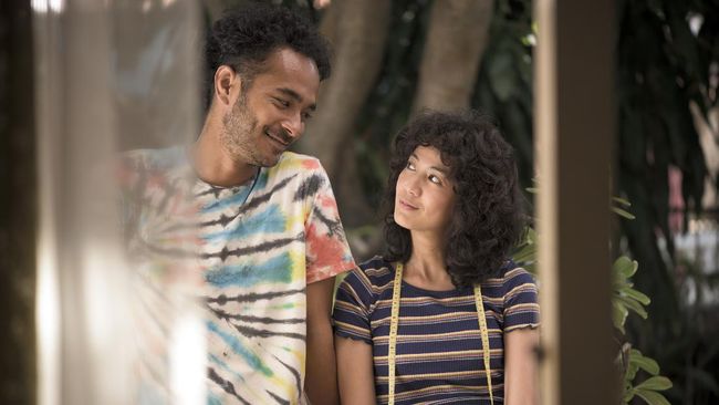 Review film Seperti Dendam, Rindu Harus Dibayar Tuntas menyebut kata berani pantas disematkan untuk film yang diangkat dari novel karya Eka Kurniawan ini.