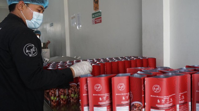 Sejak 2017, Galih Ruslan, mengolah jajanan khas Jawa Barat secara instan dengan nama produk Kylafood dan lalu dipasarkan di Shopee.