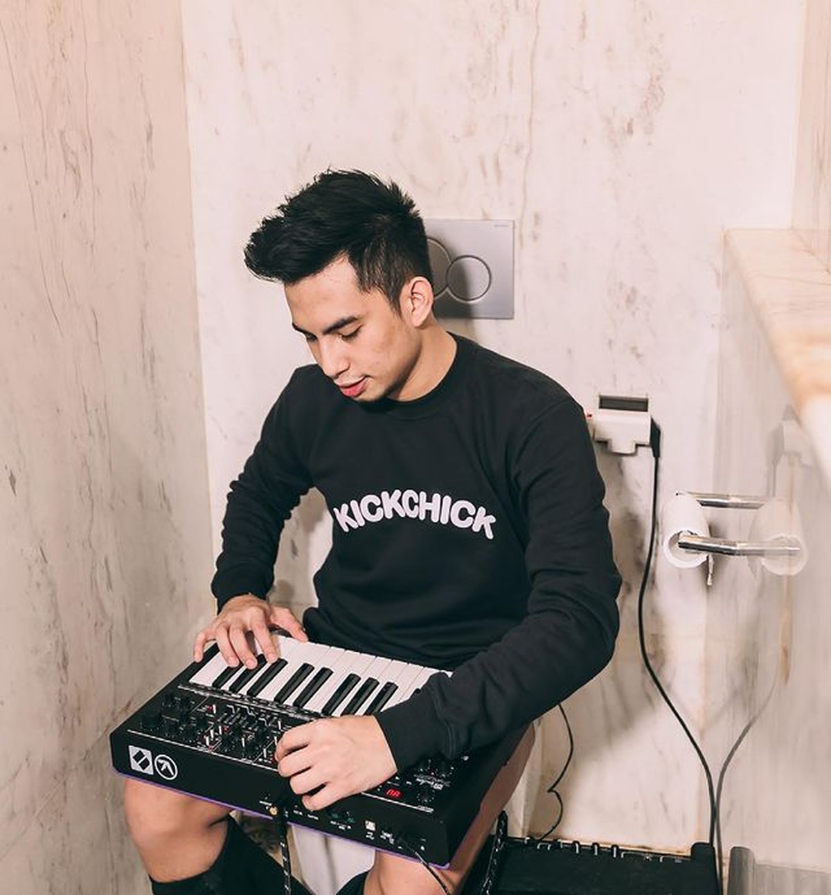 Video Adhisty Zara ciuman bibir dengan Niko Al Hakim atau Okin mantan suami Rachel Vennya buat heboh&period; Yuk intip sosok Okin&excl;