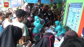 VIDEO: Warga Koja Ricuh Berebut Vaksin Covid-19