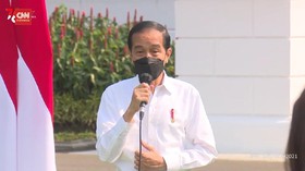 VIDEO: Pedagang Bagikan Sayur Dan Tempe Gratis Untuk Warga