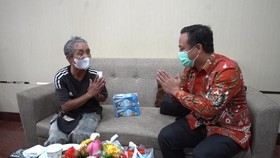 Cerita Kakek Viral Kayuh Sepeda 4 Km Demi Vaksin di Makassar