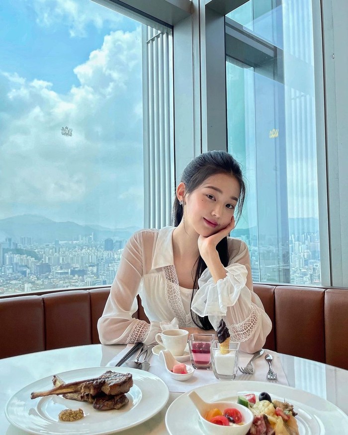 Won Young masuk ke dunia hiburan Korea Selatan saat dirinya menjadi peserta Produce 48. Ia merupakan juara pertama ajang survival itu dan dari sana juga ia masuk ke dalam girl grup Iz*One. / Foto: Instagram/for_everyoung10.