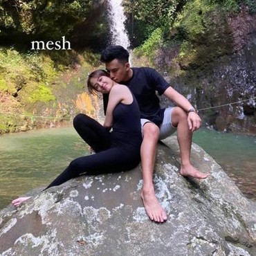 Heboh Foto Adhisty Zara Dipeluk Mesra Okin, Sosok di Sebelahnya Bikin Kaget