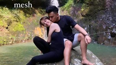 img-title Heboh Foto Adhisty Zara Dipeluk Mesra Okin, Sosok di Sebelahnya Bikin Kaget