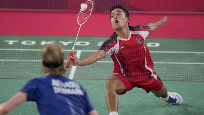 Anthony Ginting mengakhiri kutukan buruk tunggal putra Indonesia di badminton Olimpiade setelah lolos ke semifinal Olimpiade Tokyo 2020.