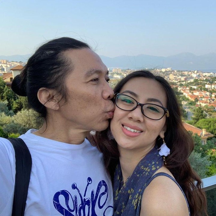 <p>Bimo Setiawan Almachzumi atau tenar disapa Bimbim Slank terlihat romantis di berbagai kesempatan dengan sang istri, Reny Setiawati.</p>