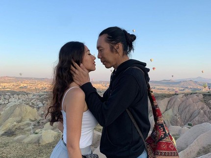 7 Potret Romantis Bimbim Slank dengan Istri Cantik, Terpaut 16 Tahun Bun