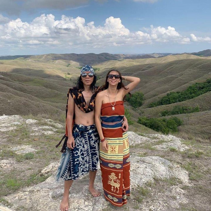 <p>Keindahan Bukit Wairinding Sumba menjadi saksi cinta Bimbim dan Reny nih, Bunda. Semoga langgeng hingga maut memisahkan ya.   </p>