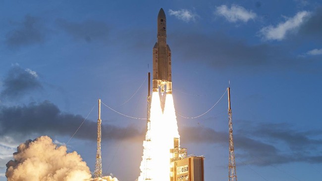 Eutelsat Quantum, satelit komunikasi komersial pertama dunia yang bisa diprogram ulang sepenuhnya lepas landas dari Guyana Prancis pada Jumat (30/7).