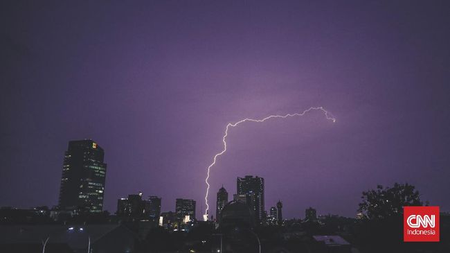 Petir jadi salah satu ancaman di musim hujan. Tak sedikit orang yang tak sengaja tersambar petir saat beraktivitas. Berikut pertolongan pertama tersambar petir.