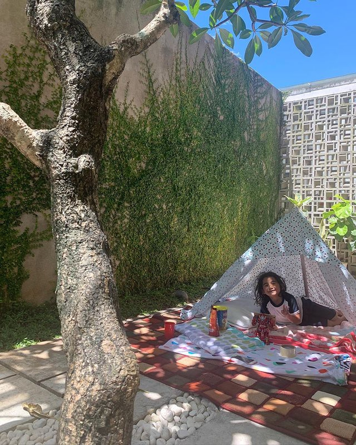 Keluarga Meisya Siregar dan Bebi Romeo tinggal di rumah mewah dan nyaman serasa di villa&period; Yuk kita intip spot-spot ruma mereka&excl;