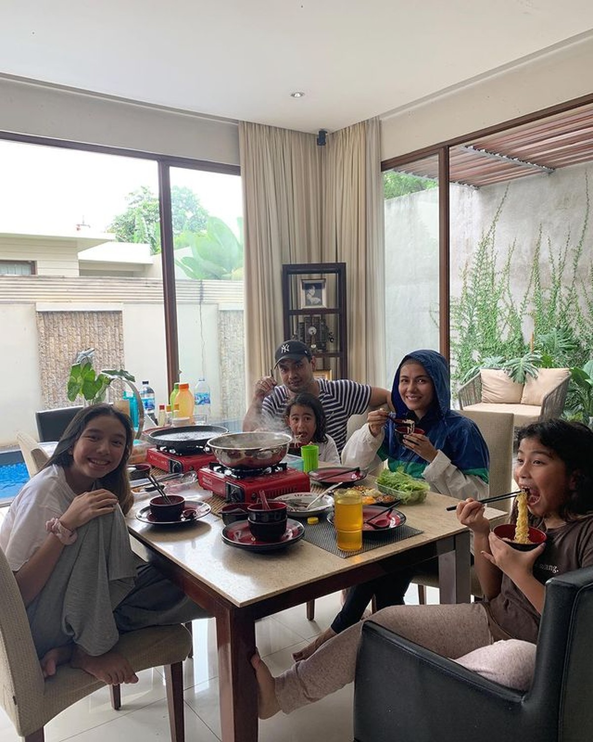 Keluarga Meisya Siregar dan Bebi Romeo tinggal di rumah mewah dan nyaman serasa di villa&period; Yuk kita intip spot-spot ruma mereka&excl;