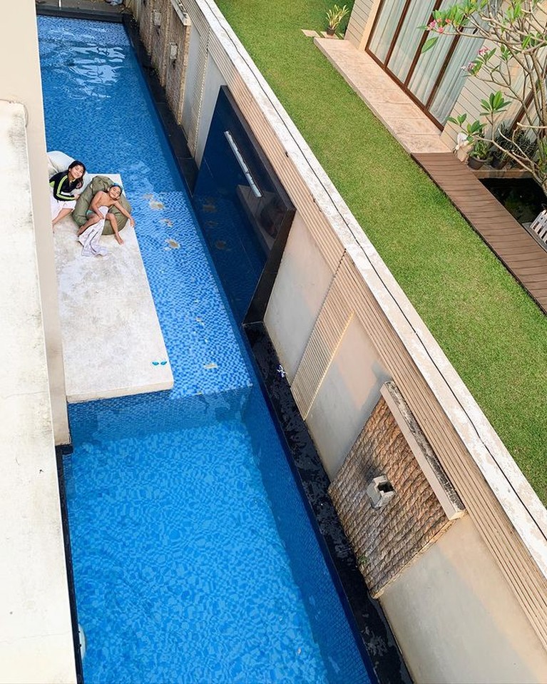 Keluarga Meisya Siregar dan Bebi Romeo tinggal di rumah mewah dan nyaman serasa di villa. Yuk kita intip spot-spot ruma mereka!