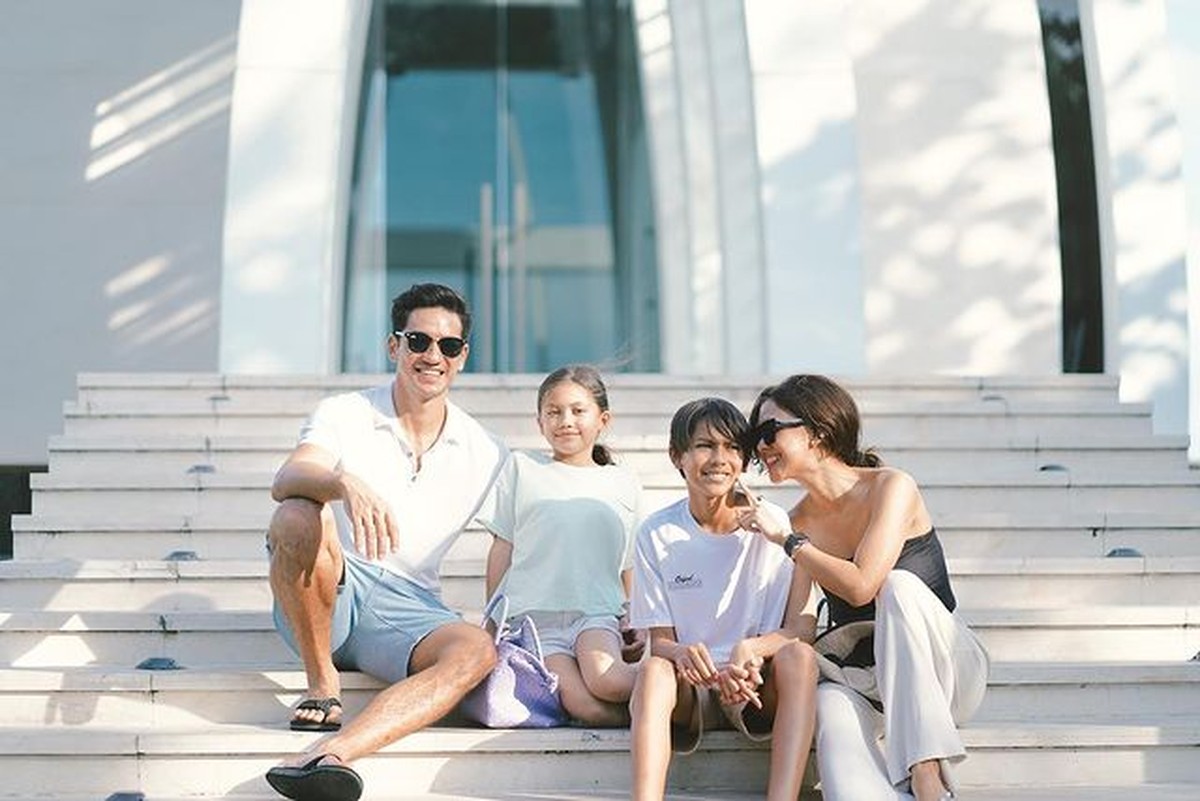 Keluarga Nana Mirdad dan Andrew White sedang menikmati staycation di salah satu hotel mewah di Bali&period; Yuk kita intip&excl;