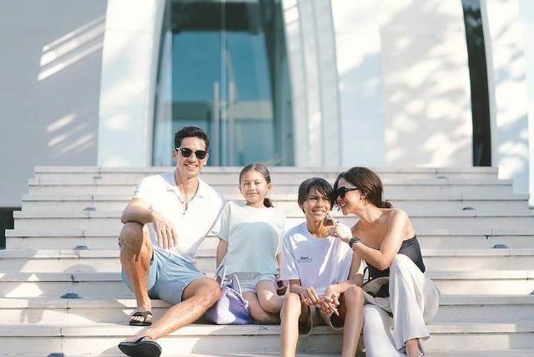 Keseruan Keluarga Nana Mirdad & Andrew White Staycation di Hotel Mewah Bali Keluarga Nana Mirdad dan Andrew White sedang menikmati staycation di salah satu hotel mewah di Bali. Yuk kita intip!