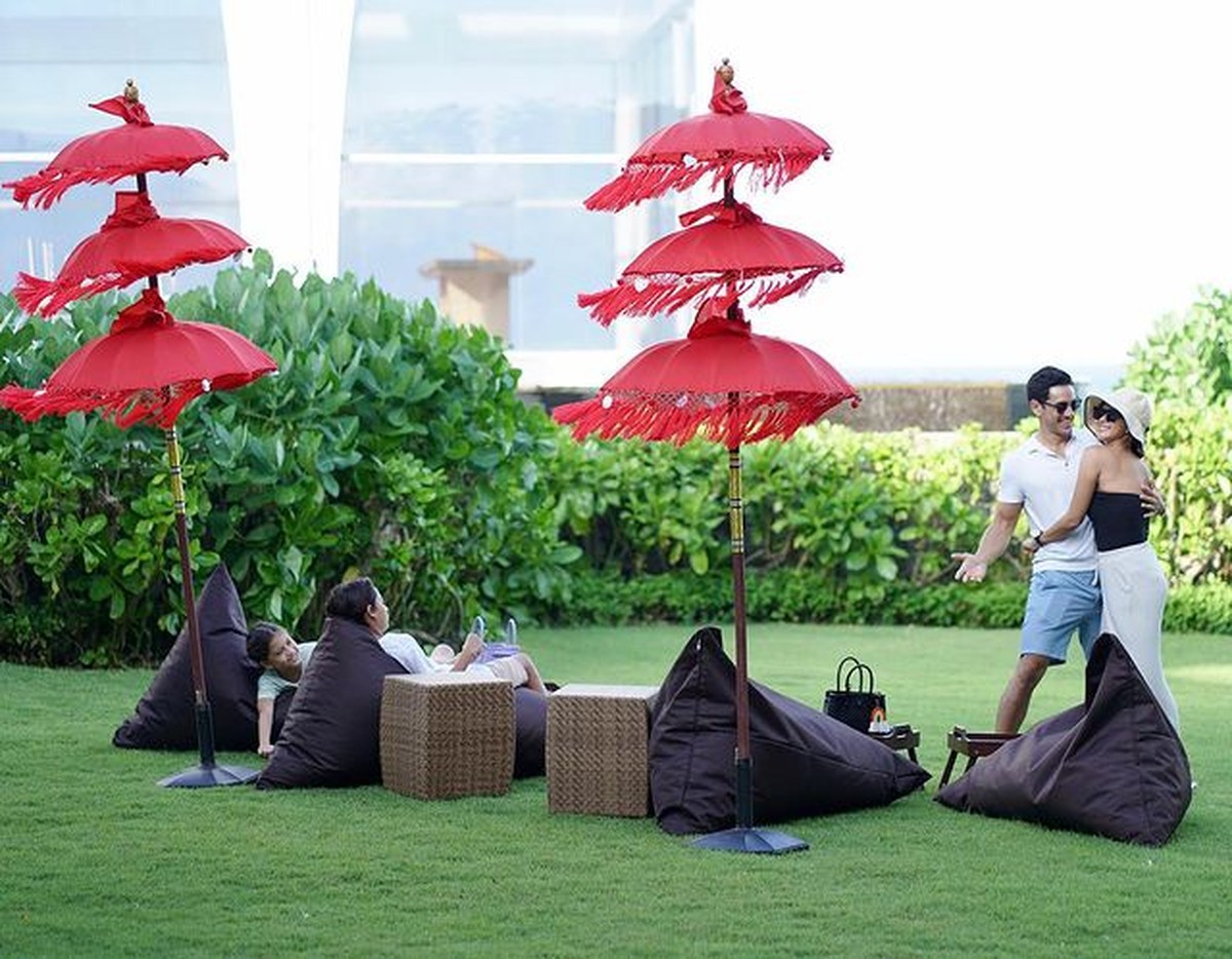 Keluarga Nana Mirdad dan Andrew White sedang menikmati staycation di salah satu hotel mewah di Bali&period; Yuk kita intip&excl;