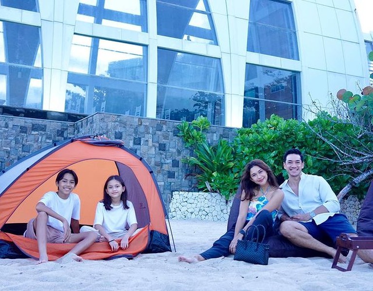 Keseruan Keluarga Nana Mirdad & Andrew White Staycation di Hotel Mewah Bali Keluarga Nana Mirdad dan Andrew White sedang menikmati staycation di salah satu hotel mewah di Bali. Yuk kita intip!