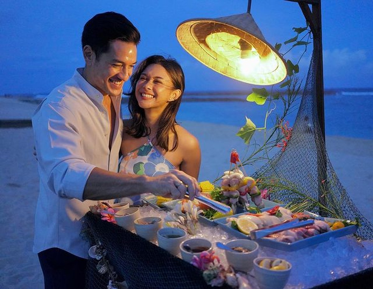 Keluarga Nana Mirdad dan Andrew White sedang menikmati staycation di salah satu hotel mewah di Bali&period; Yuk kita intip&excl;