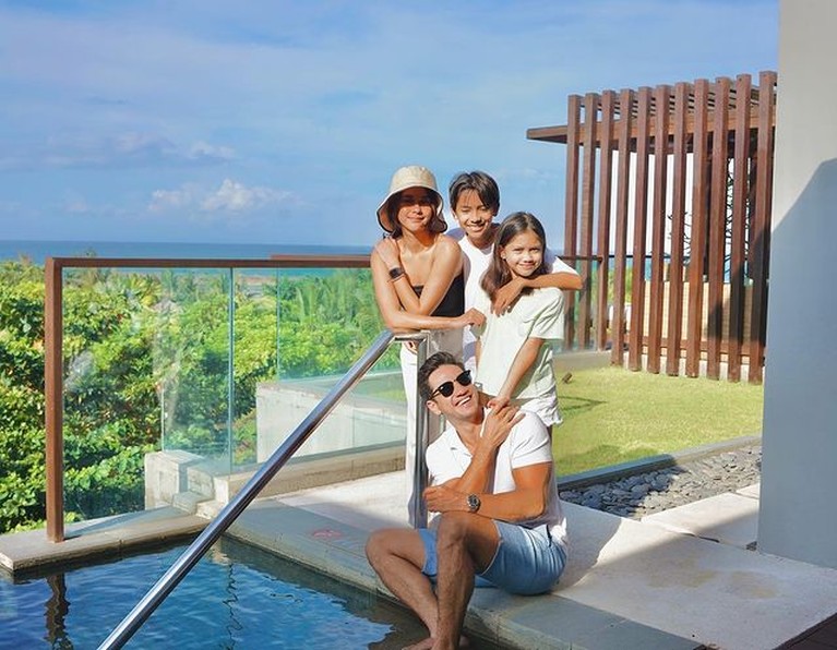 Keseruan Keluarga Nana Mirdad & Andrew White Staycation di Hotel Mewah Bali Keluarga Nana Mirdad dan Andrew White sedang menikmati staycation di salah satu hotel mewah di Bali. Yuk kita intip!