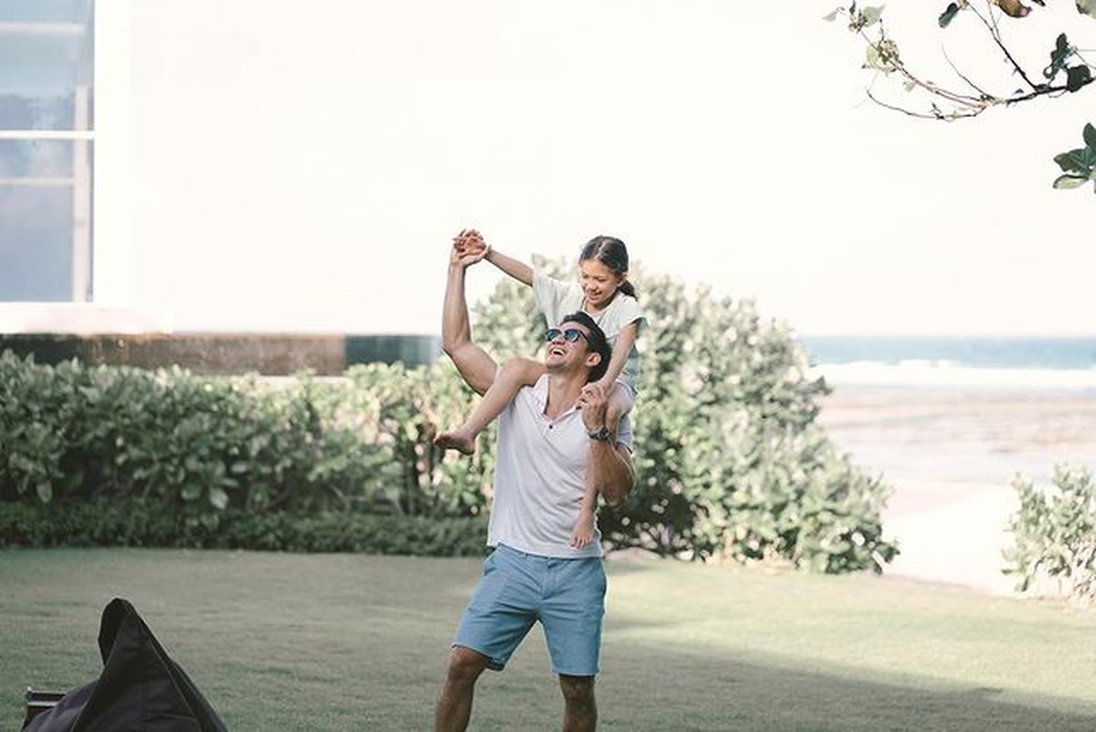 Keluarga Nana Mirdad dan Andrew White sedang menikmati staycation di salah satu hotel mewah di Bali&period; Yuk kita intip&excl;