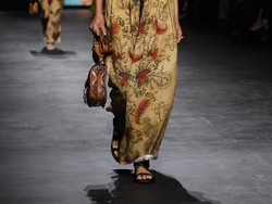 UMKM Fesyen Ini Kenalkan Wastra Indonesia ke Paris Fashion Week