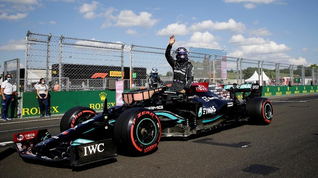 Pembalap Mercedes Lewis Hamilton berhasil merebut pole position F1 GP Hungaria 2021 mengungguli rival terdekatnya, Max Verstappen.