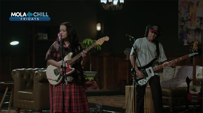 Svmmerdose menjadi pembuka acara Mola Chill Fridays di Mola TV, Jumat (30/7) malam. Duo Rinrin dan Iqbaal Ramadhan itu membawakan beberapa lagu hits andalannya.
