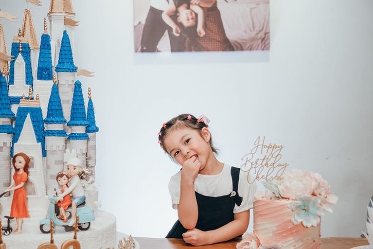Chelsea Olivia baru saja merayakan ulang tahunnya yang ke 29 pada (29/7). Yuk kita intip momen perayaan ulang tahunnya!