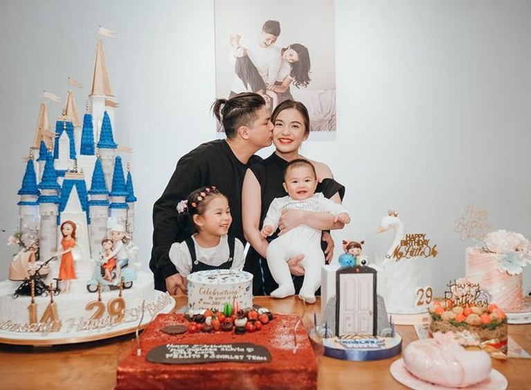 Chelsea Olivia baru saja merayakan ulang tahunnya yang ke 29 pada (29/7). Yuk kita intip momen perayaan ulang tahunnya!