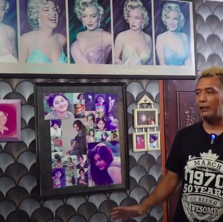 <p>Masuk ke kamar Nike Ardilla, di museum tersebut, kamar Nike merupakan kamar replika. Ini karena kamar tersebut merupakan gabungan dari beberapa kamar Nike di Bandung dan di Jakarta. (Foto: YouTube Dewi Perssik)</p>