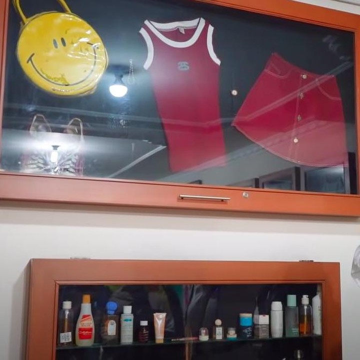 <p>Untuk mengenang, pakaian terakhir yang Nike Ardilla kenakan saat pemotretan terakhir pun dipajang di sana. Menurut sang kakak, baju itu ia kenakan 12 jam menjelang kematiannya. (Foto: YouTube Dewi Perssik)</p>