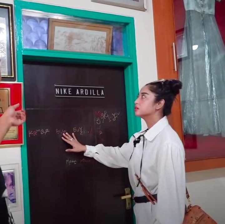 <p>Rumah dari penyanyi yang bernama lengkap Raden Rara Nike Ratnadilla Kusnadi itu diisi dengan berbagai benda peninggalannya. (Foto: YouTube Dewi Perssik)</p>