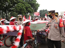 Polisi Libatkan Tukang Becak Salurkan Bansos ke Warga Slum Area di Tangerang