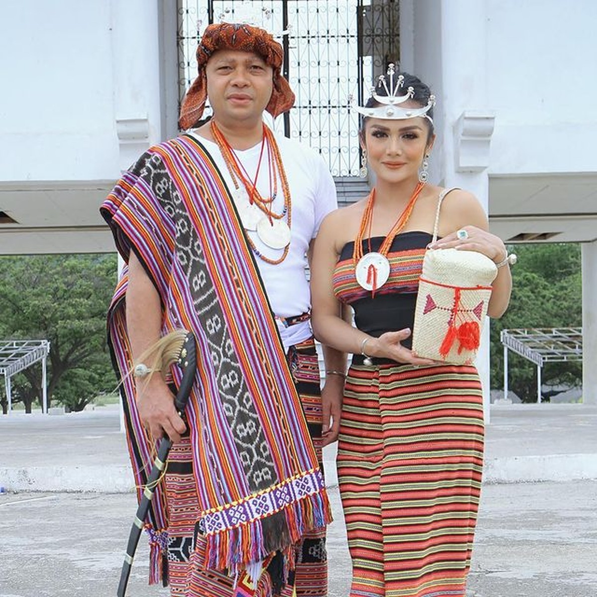 Keluarga Krisdayanti dan Raul Lemos serta anak-anak mereka Amora dan Kellen berfoto pakai baju tradisional Timor Leste&period; Yuk intip&excl;