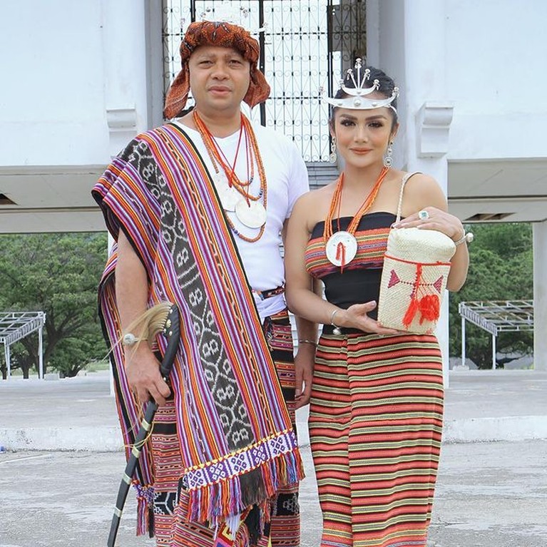 Potret Kompak Keluarga KD & Raul Lemos Pakai Baju Tradisional Timor Leste Keluarga Krisdayanti dan Raul Lemos serta anak-anak mereka Amora dan Kellen berfoto pakai baju tradisional Timor Leste. Yuk intip!