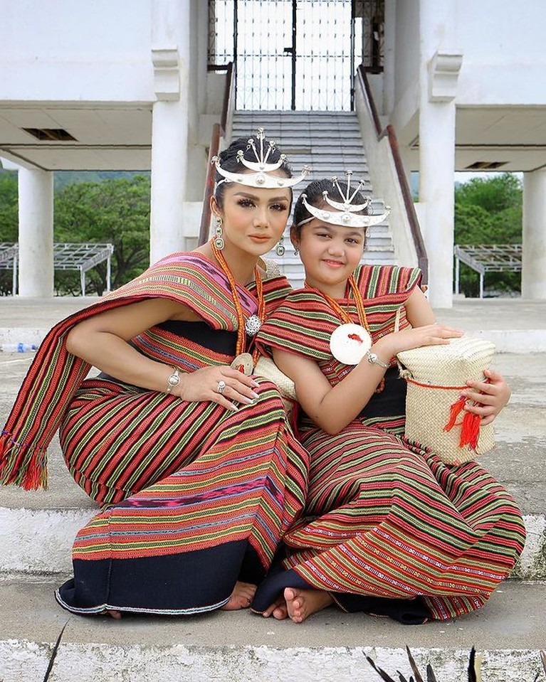 Potret Kompak Keluarga KD & Raul Lemos Pakai Baju Tradisional Timor Leste Keluarga Krisdayanti dan Raul Lemos serta anak-anak mereka Amora dan Kellen berfoto pakai baju tradisional Timor Leste. Yuk intip!