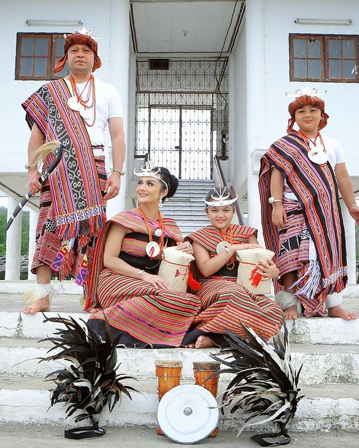 Keluarga Krisdayanti dan Raul Lemos serta anak-anak mereka Amora dan Kellen berfoto pakai baju tradisional Timor Leste&period; Yuk intip&excl;