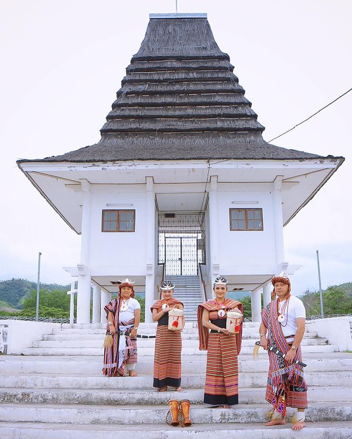 Keluarga Krisdayanti dan Raul Lemos serta anak-anak mereka Amora dan Kellen berfoto pakai baju tradisional Timor Leste&period; Yuk intip&excl;