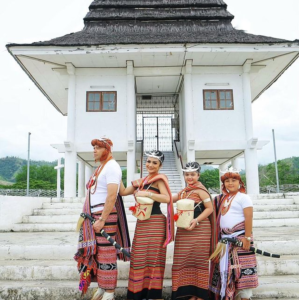 Keluarga Krisdayanti dan Raul Lemos serta anak-anak mereka Amora dan Kellen berfoto pakai baju tradisional Timor Leste&period; Yuk intip&excl;