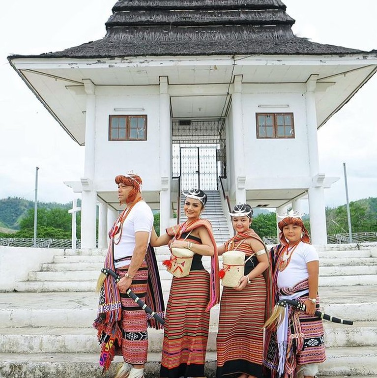 Potret Kompak Keluarga KD & Raul Lemos Pakai Baju Tradisional Timor Leste Keluarga Krisdayanti dan Raul Lemos serta anak-anak mereka Amora dan Kellen berfoto pakai baju tradisional Timor Leste. Yuk intip!