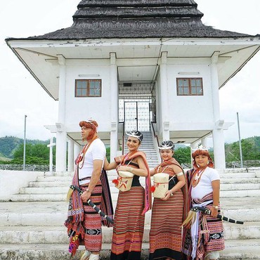 Potret Kompak Keluarga KD & Raul Lemos Pakai Baju Tradisional Timor Leste