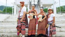 Potret Kompak Keluarga KD & Raul Lemos Pakai Baju Tradisional Timor Leste