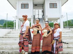 Potret Kompak Keluarga KD & Raul Lemos Pakai Baju Tradisional Timor Leste