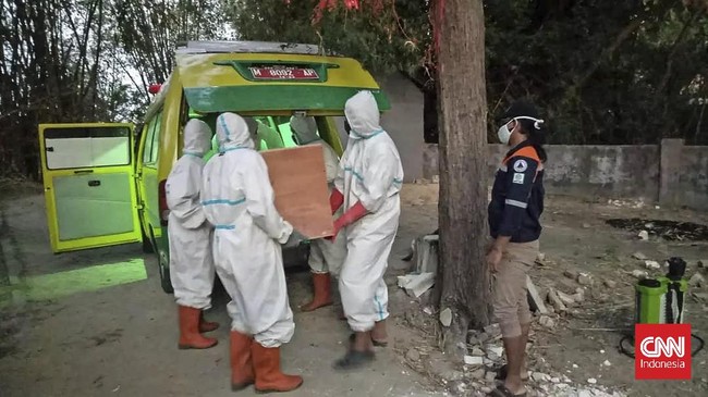 Ketua Tim Penanganan Pasien Covid-19 RSUD dr. H. Slamet Martodirdjo Pamekasan mengonfirmasi  ada 50 Nakes dan 10 dokter yang terpapar Covid-19 varian Delta.