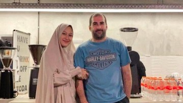 PRIA ARAB BINGUNG ORANG INDONESIA TIDUR PAKAI GULING